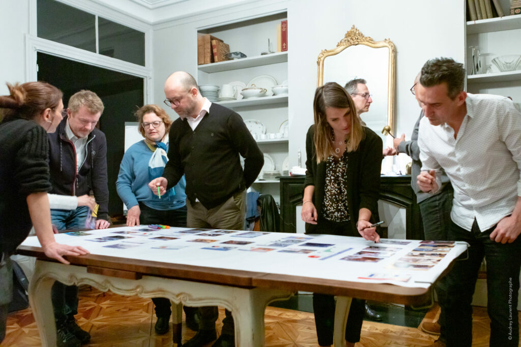 Photo des participants à l'atelier de la Fresque du Numérique organisée par Extellient pour les partenaires et clients de Grenoble Lab