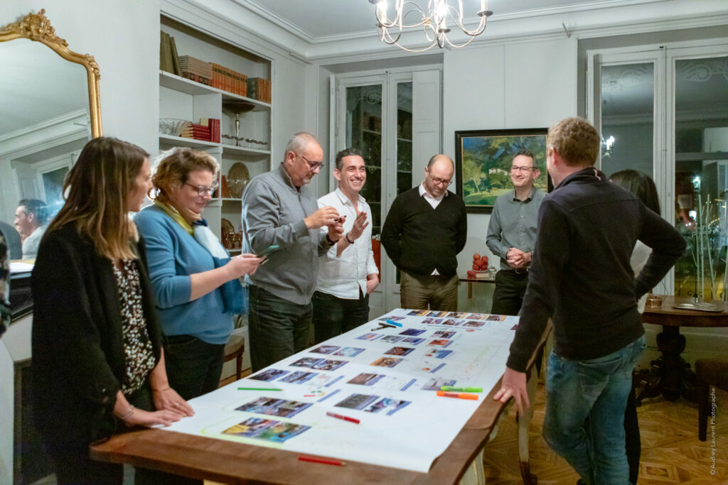Photo des participants à l'atelier de la Fresque du Numérique organisée par Extellient pour les partenaires et clients de Grenoble Lab
