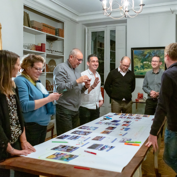 Photo des participants à l'atelier de la Fresque du Numérique organisée par Extellient pour les partenaires et clients de Grenoble Lab