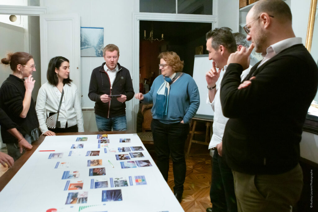 Photo des participants à l'atelier de la Fresque du Numérique organisée par Extellient pour les partenaires et clients de Grenoble Lab