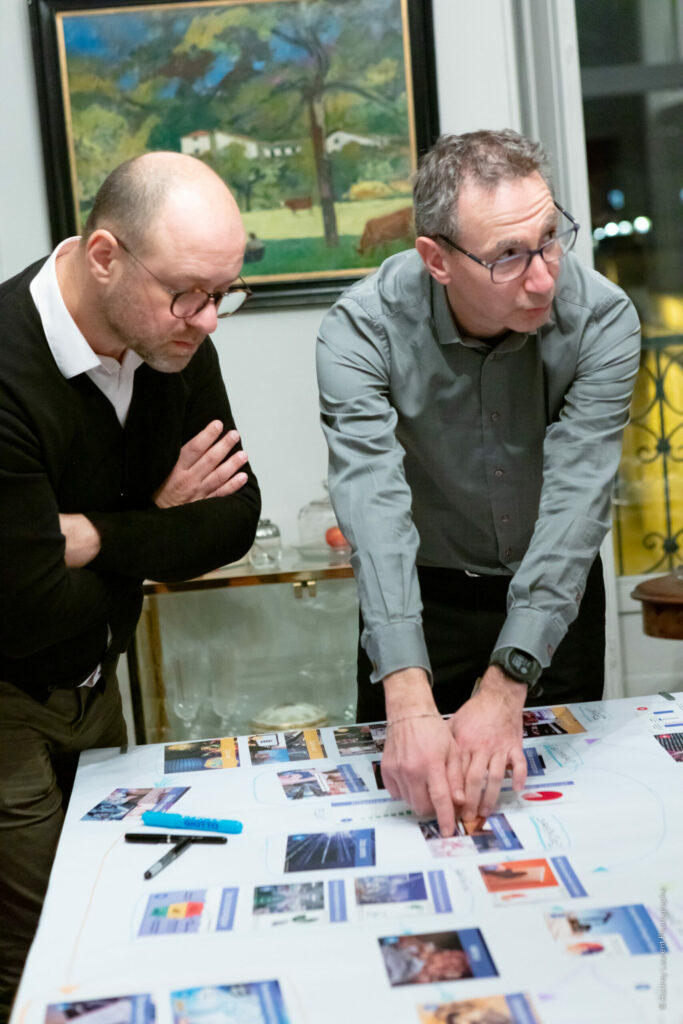 Photo des participants à l'atelier de la Fresque du Numérique organisée par Extellient pour les partenaires et clients de Grenoble Lab