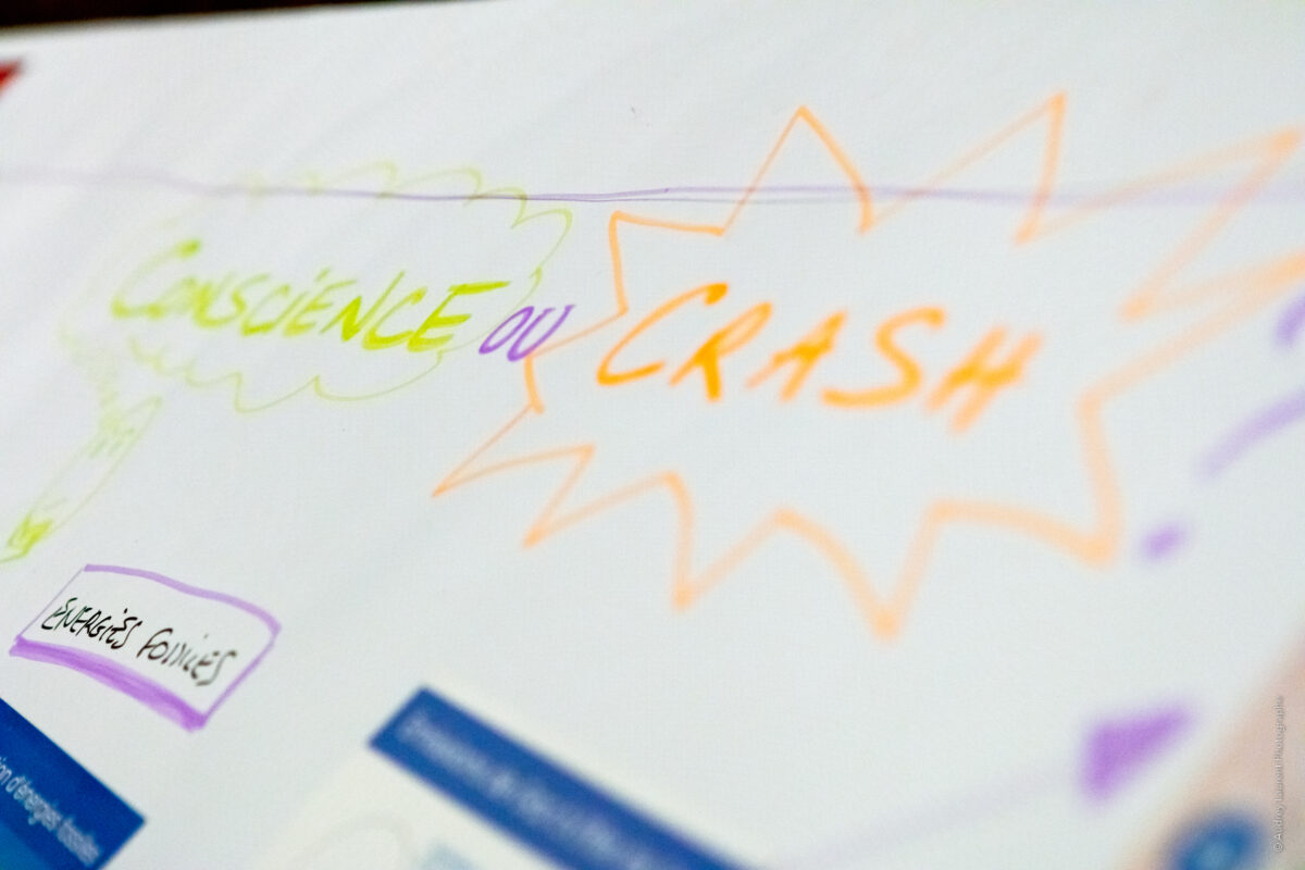 Photo d'un gros plan sur le titre "Conscience ou Crash ?" donné à la Fresque du Numérique organisée par Extellient pour les partenaires et clients de Grenoble Lab